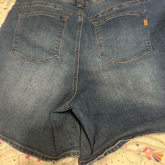 1822 Denim Blue Jean Shorts with Distressed Details - Picture 7 of 12